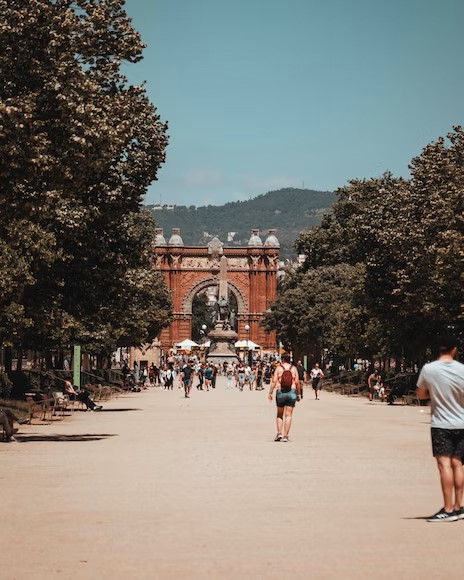 uitzicht van parc de la ciutadella op de Arc de Triomf